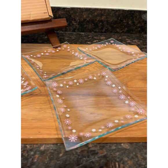 The Pampered Chef Set of 4 Square Glass Daisy Dessert Plates - Picture 2 of 9